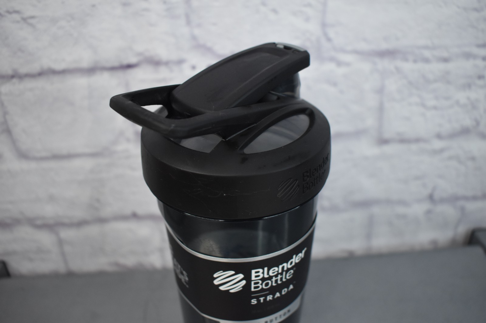 Blender Bottle 28 oz. Strada Black Shaker Bottle w/ Loop Top, Push Button NEW