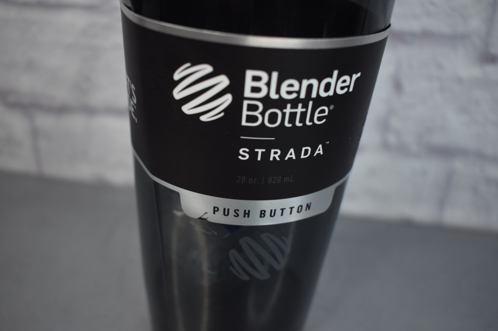 Blender Bottle 28 oz. Strada Black Shaker Bottle w/ Loop Top, Push Button NEW