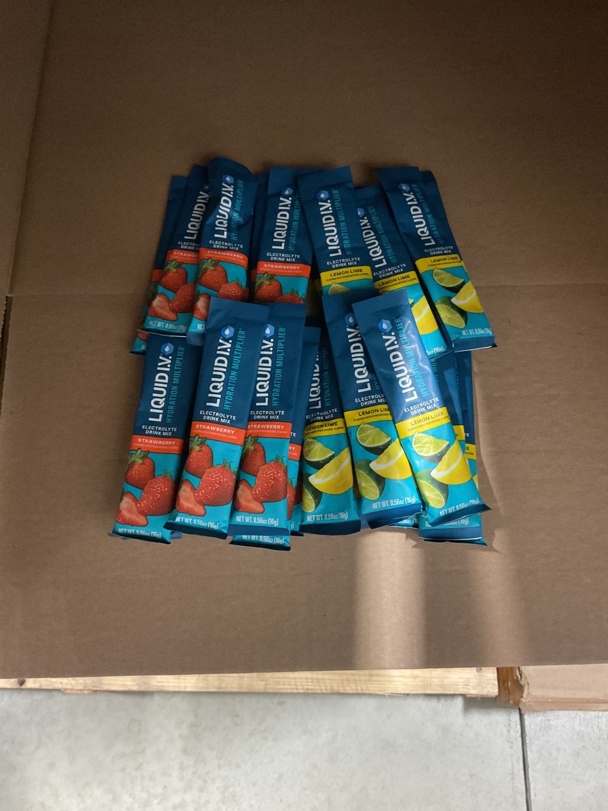 Liquid I.V. Hydration Lemon-Lime and Strawberry 28 sticks EXP 05/04/28